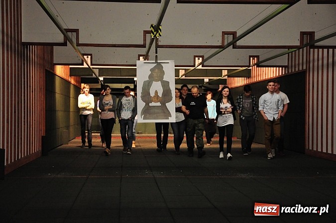 Zdjęcie w galerii na portalu naszraciborz.pl: Straż Graniczna od środka. Młodzież z II LO na zajęciach w komendzie w Raciborzu wiadomości z regionu