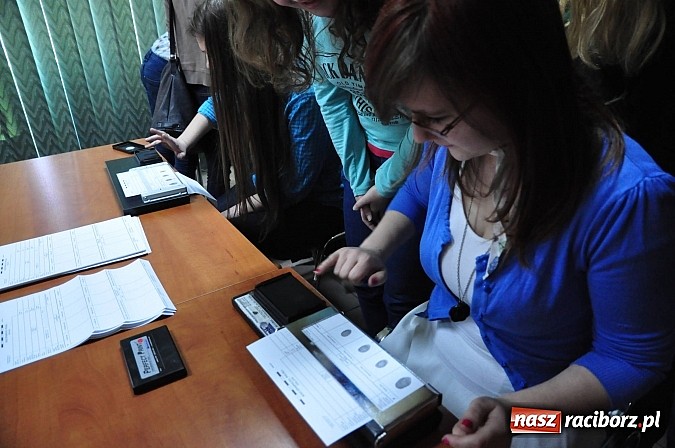 Zdjęcie w galerii na portalu naszraciborz.pl: Straż Graniczna od środka. Młodzież z II LO na zajęciach w komendzie w Raciborzu wiadomości z regionu