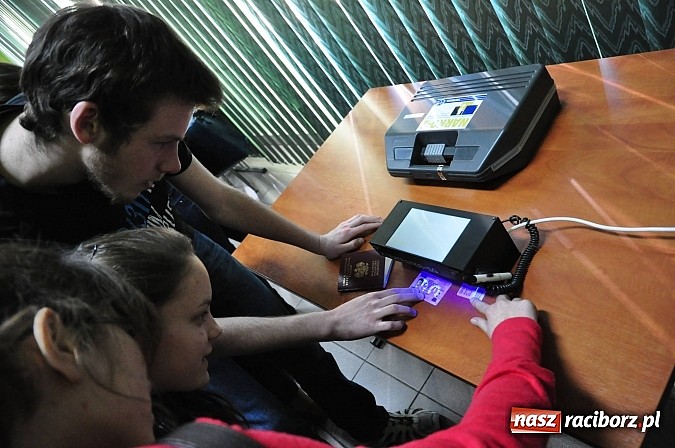 Zdjęcie w galerii na portalu naszraciborz.pl: Straż Graniczna od środka. Młodzież z II LO na zajęciach w komendzie w Raciborzu wiadomości z regionu