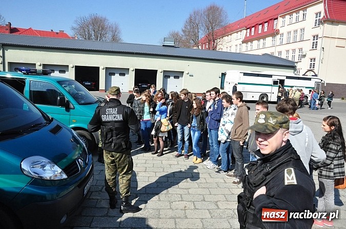 Zdjęcie w galerii na portalu naszraciborz.pl: Straż Graniczna od środka. Młodzież z II LO na zajęciach w komendzie w Raciborzu wiadomości z regionu