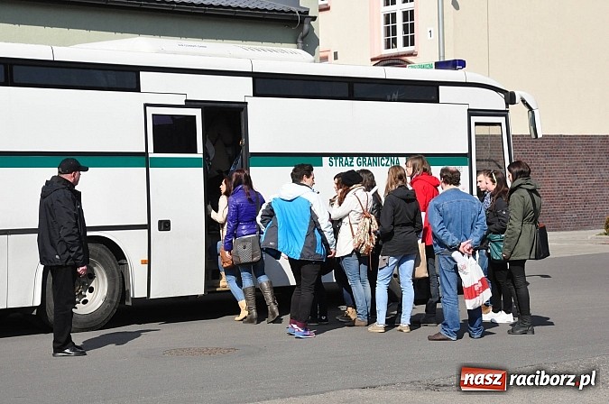 Zdjęcie w galerii na portalu naszraciborz.pl: Straż Graniczna od środka. Młodzież z II LO na zajęciach w komendzie w Raciborzu wiadomości z regionu