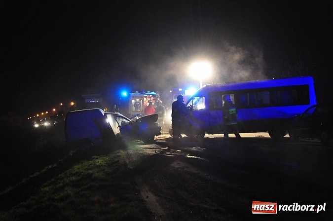 Zdjęcie w galerii na portalu naszraciborz.pl: Czołowe zderzenie pojazdów na Drodze Krajowej nr 45 na granicy Raciborza i Rudnika wiadomości z regionu