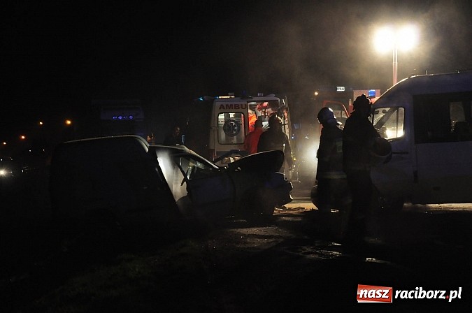 Zdjęcie w galerii na portalu naszraciborz.pl: Czołowe zderzenie pojazdów na Drodze Krajowej nr 45 na granicy Raciborza i Rudnika wiadomości z regionu