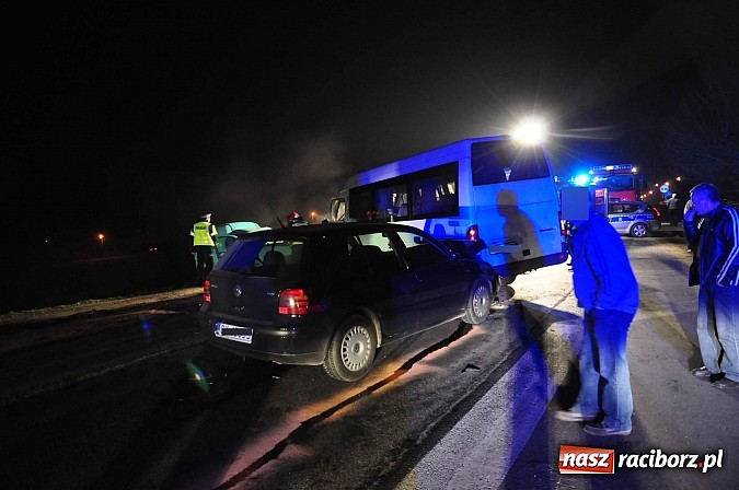 Zdjęcie w galerii na portalu naszraciborz.pl: Czołowe zderzenie pojazdów na Drodze Krajowej nr 45 na granicy Raciborza i Rudnika wiadomości z regionu