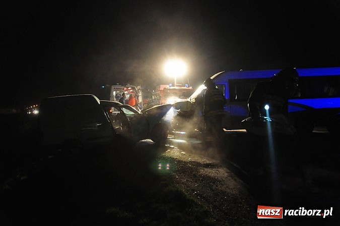 Zdjęcie w galerii na portalu naszraciborz.pl: Czołowe zderzenie pojazdów na Drodze Krajowej nr 45 na granicy Raciborza i Rudnika wiadomości z regionu