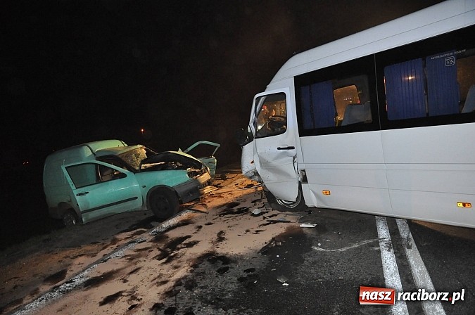 Zdjęcie w galerii na portalu naszraciborz.pl: Czołowe zderzenie pojazdów na Drodze Krajowej nr 45 na granicy Raciborza i Rudnika wiadomości z regionu