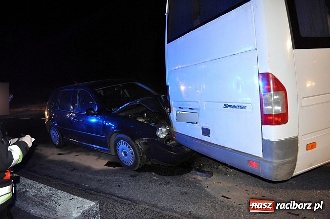 Zdjęcie w galerii na portalu naszraciborz.pl: Czołowe zderzenie pojazdów na Drodze Krajowej nr 45 na granicy Raciborza i Rudnika wiadomości z regionu