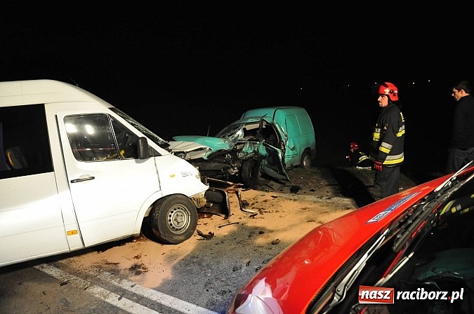Zdjęcie w galerii na portalu naszraciborz.pl: Czołowe zderzenie pojazdów na Drodze Krajowej nr 45 na granicy Raciborza i Rudnika wiadomości z regionu