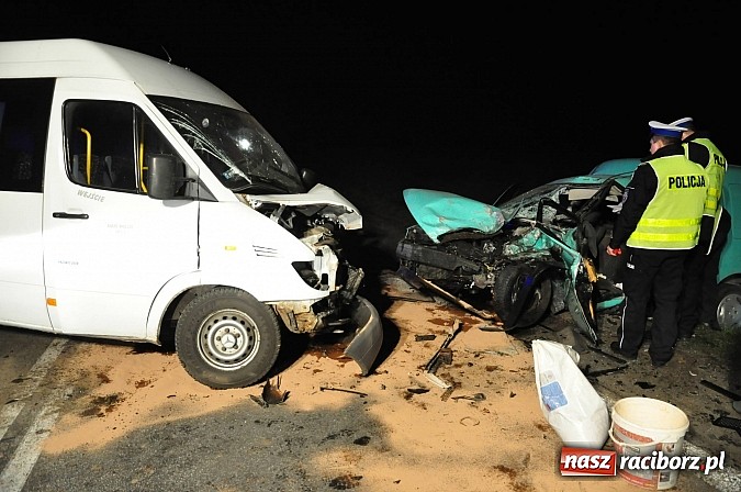 Zdjęcie w galerii na portalu naszraciborz.pl: Czołowe zderzenie pojazdów na Drodze Krajowej nr 45 na granicy Raciborza i Rudnika wiadomości z regionu