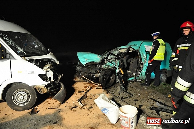 Zdjęcie w galerii na portalu naszraciborz.pl: Czołowe zderzenie pojazdów na Drodze Krajowej nr 45 na granicy Raciborza i Rudnika wiadomości z regionu