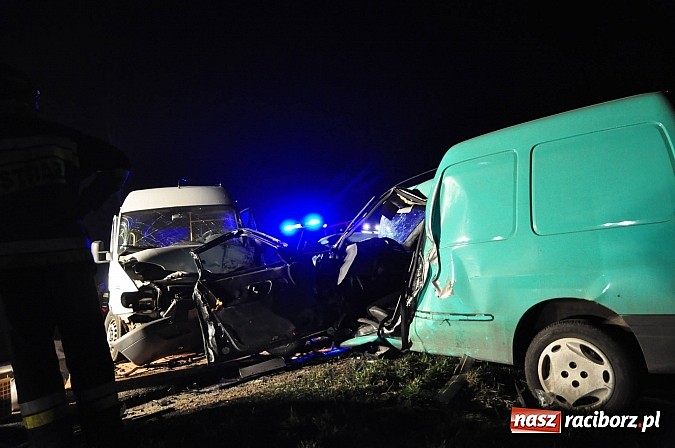 Zdjęcie w galerii na portalu naszraciborz.pl: Czołowe zderzenie pojazdów na Drodze Krajowej nr 45 na granicy Raciborza i Rudnika wiadomości z regionu