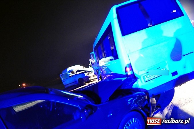 Zdjęcie w galerii na portalu naszraciborz.pl: Czołowe zderzenie pojazdów na Drodze Krajowej nr 45 na granicy Raciborza i Rudnika wiadomości z regionu