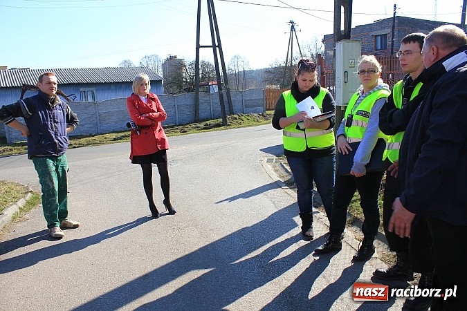 Zdjęcie w galerii na portalu naszraciborz.pl: Rudy: Chcieli odebrać psy ich właścicielce. Do interwencji jednak nie doszło... wiadomości z regionu