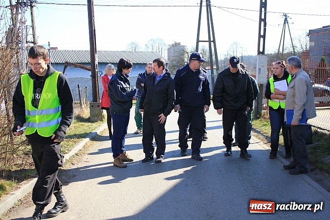 Zdjęcie w galerii na portalu naszraciborz.pl: Rudy: Chcieli odebrać psy ich właścicielce. Do interwencji jednak nie doszło... wiadomości z regionu