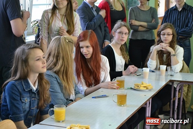 Zdjęcie w galerii na portalu naszraciborz.pl: Cud-dyktando i ortograficzne harce w II LO wiadomości z regionu