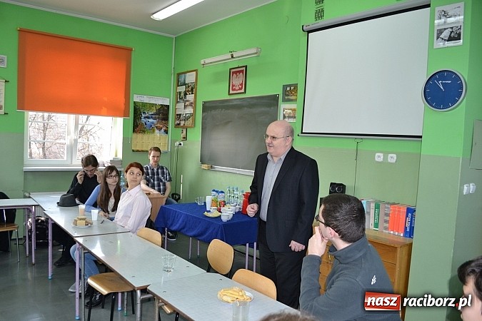 Zdjęcie w galerii na portalu naszraciborz.pl: Cud-dyktando i ortograficzne harce w II LO wiadomości z regionu