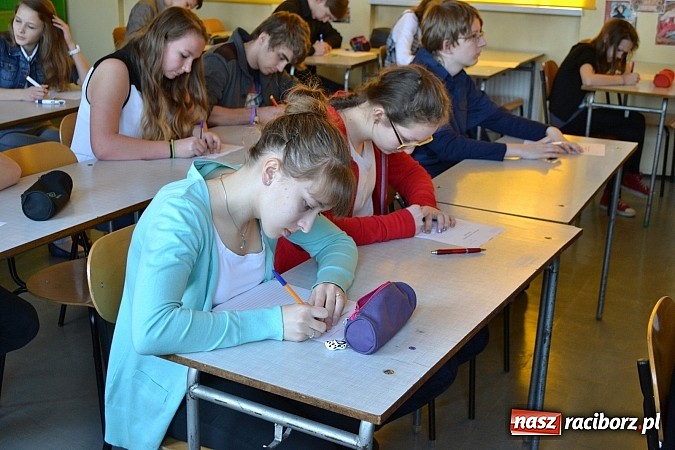Zdjęcie w galerii na portalu naszraciborz.pl: Cud-dyktando i ortograficzne harce w II LO wiadomości z regionu
