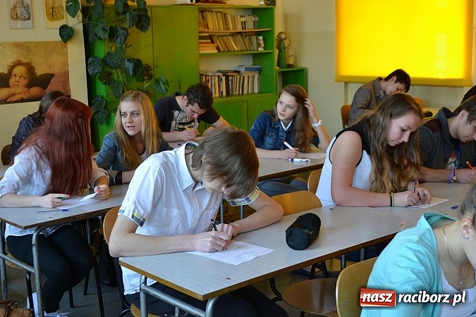 Zdjęcie w galerii na portalu naszraciborz.pl: Cud-dyktando i ortograficzne harce w II LO wiadomości z regionu