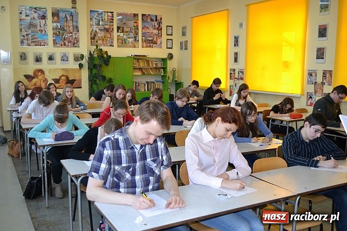 Zdjęcie w galerii na portalu naszraciborz.pl: Cud-dyktando i ortograficzne harce w II LO wiadomości z regionu