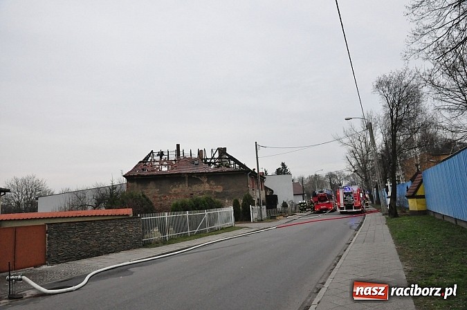 Zdjęcie w galerii na portalu naszraciborz.pl: Pożar domu przy Szkolnej. Pięć osób trafi do miejskich lokali zastępczych wiadomości z regionu