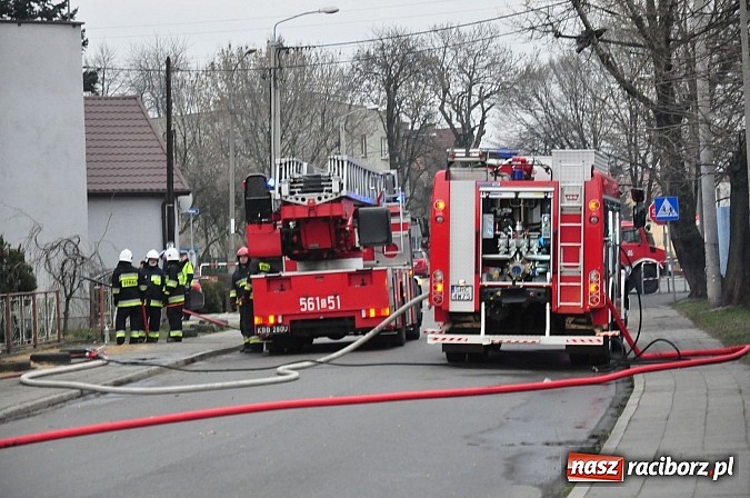 Zdjęcie w galerii na portalu naszraciborz.pl: Pożar domu przy Szkolnej. Pięć osób trafi do miejskich lokali zastępczych wiadomości z regionu