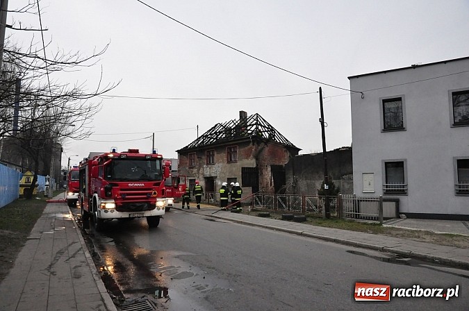 Zdjęcie w galerii na portalu naszraciborz.pl: Pożar domu przy Szkolnej. Pięć osób trafi do miejskich lokali zastępczych wiadomości z regionu