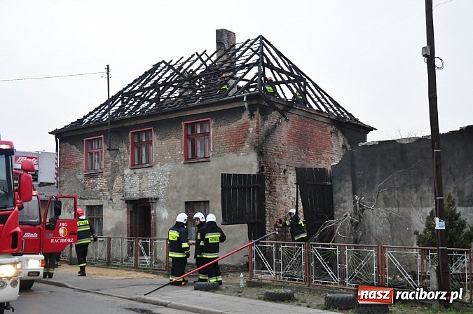 Zdjęcie w galerii na portalu naszraciborz.pl: Pożar domu przy Szkolnej. Pięć osób trafi do miejskich lokali zastępczych wiadomości z regionu