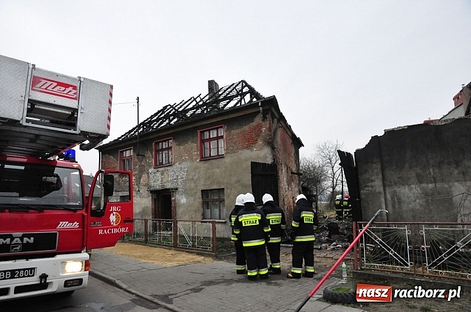 Zdjęcie w galerii na portalu naszraciborz.pl: Pożar domu przy Szkolnej. Pięć osób trafi do miejskich lokali zastępczych wiadomości z regionu