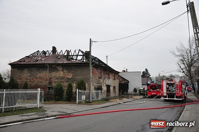 Zdjęcie w galerii na portalu naszraciborz.pl: Pożar domu przy Szkolnej. Pięć osób trafi do miejskich lokali zastępczych wiadomości z regionu