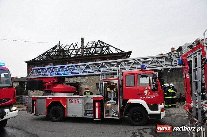 Zdjęcie w galerii na portalu naszraciborz.pl: Pożar domu przy Szkolnej. Pięć osób trafi do miejskich lokali zastępczych wiadomości z regionu