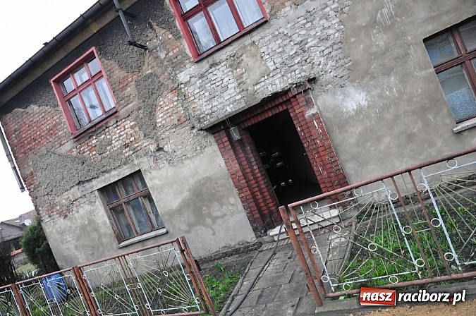 Zdjęcie w galerii na portalu naszraciborz.pl: Pożar domu przy Szkolnej. Pięć osób trafi do miejskich lokali zastępczych wiadomości z regionu