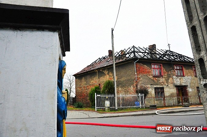Zdjęcie w galerii na portalu naszraciborz.pl: Pożar domu przy Szkolnej. Pięć osób trafi do miejskich lokali zastępczych wiadomości z regionu