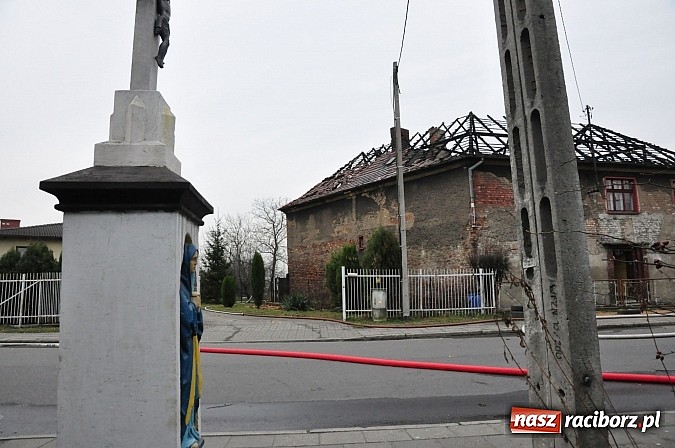 Zdjęcie w galerii na portalu naszraciborz.pl: Pożar domu przy Szkolnej. Pięć osób trafi do miejskich lokali zastępczych wiadomości z regionu