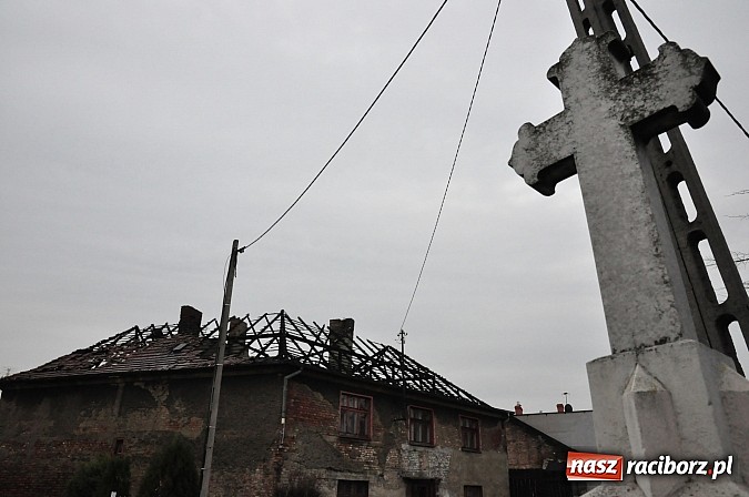 Zdjęcie w galerii na portalu naszraciborz.pl: Pożar domu przy Szkolnej. Pięć osób trafi do miejskich lokali zastępczych wiadomości z regionu
