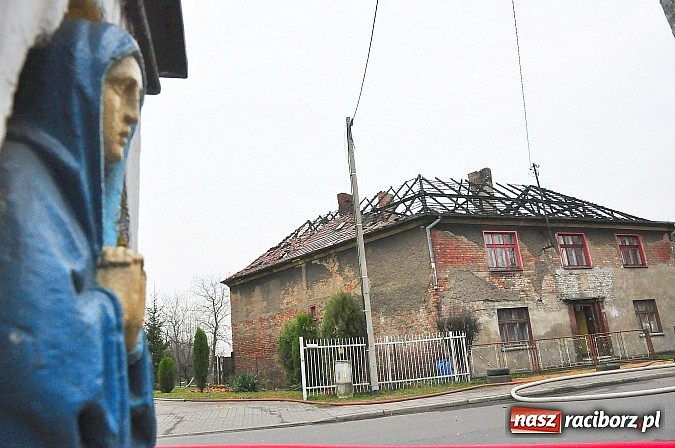 Zdjęcie w galerii na portalu naszraciborz.pl: Pożar domu przy Szkolnej. Pięć osób trafi do miejskich lokali zastępczych wiadomości z regionu