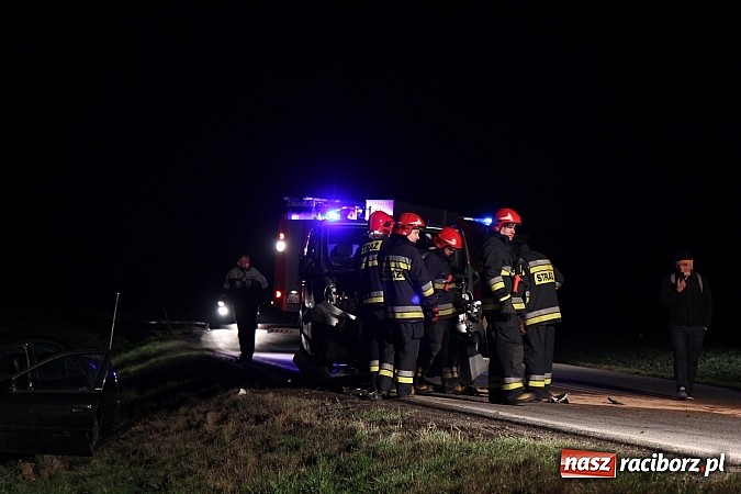 Zdjęcie w galerii na portalu naszraciborz.pl: Czołowe zderzenie w Szonowicach. Dwie osoby trafiły do szpitala wiadomości z regionu