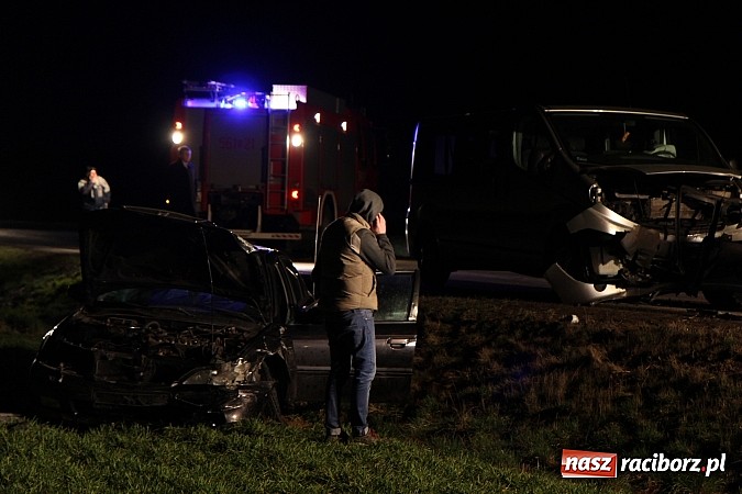 Zdjęcie w galerii na portalu naszraciborz.pl: Czołowe zderzenie w Szonowicach. Dwie osoby trafiły do szpitala wiadomości z regionu