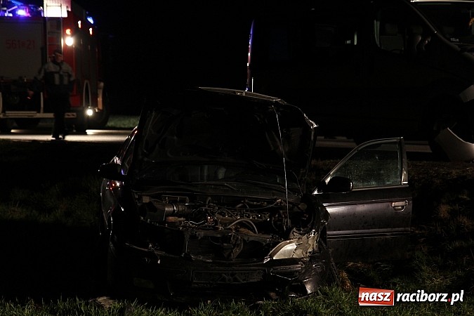 Zdjęcie w galerii na portalu naszraciborz.pl: Czołowe zderzenie w Szonowicach. Dwie osoby trafiły do szpitala wiadomości z regionu