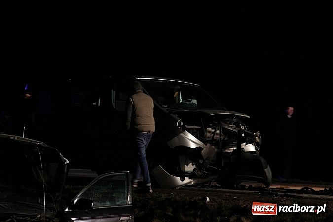Zdjęcie w galerii na portalu naszraciborz.pl: Czołowe zderzenie w Szonowicach. Dwie osoby trafiły do szpitala wiadomości z regionu