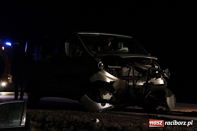 Zdjęcie w galerii na portalu naszraciborz.pl: Czołowe zderzenie w Szonowicach. Dwie osoby trafiły do szpitala wiadomości z regionu