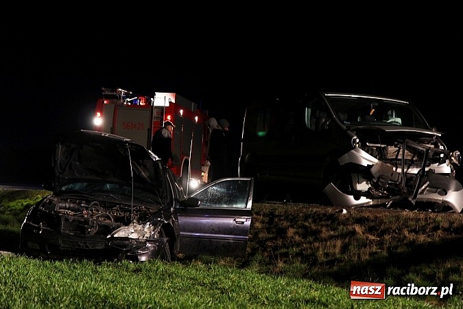 Zdjęcie w galerii na portalu naszraciborz.pl: Czołowe zderzenie w Szonowicach. Dwie osoby trafiły do szpitala wiadomości z regionu