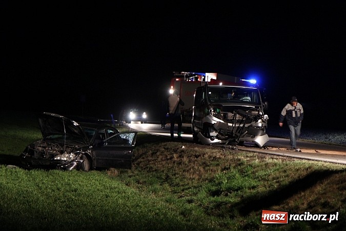 Zdjęcie w galerii na portalu naszraciborz.pl: Czołowe zderzenie w Szonowicach. Dwie osoby trafiły do szpitala wiadomości z regionu