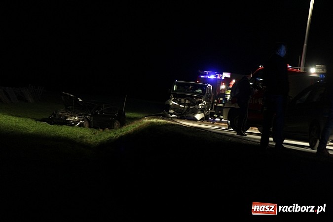 Zdjęcie w galerii na portalu naszraciborz.pl: Czołowe zderzenie w Szonowicach. Dwie osoby trafiły do szpitala wiadomości z regionu