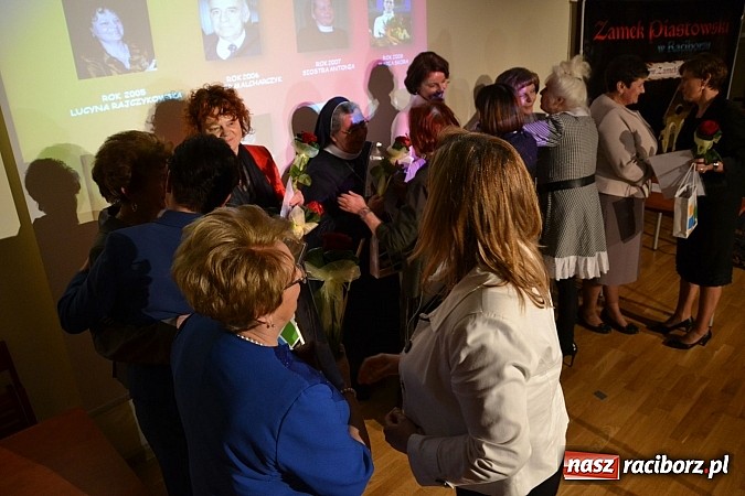 Zdjęcie w galerii na portalu naszraciborz.pl: Forum Kobiet wręczyło na zamku Super Pantofelka wiadomości z regionu