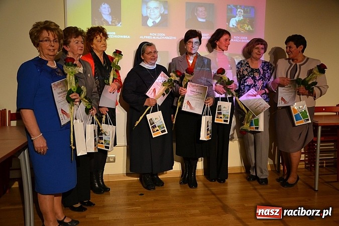 Zdjęcie w galerii na portalu naszraciborz.pl: Forum Kobiet wręczyło na zamku Super Pantofelka wiadomości z regionu