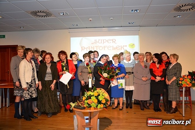 Zdjęcie w galerii na portalu naszraciborz.pl: Forum Kobiet wręczyło na zamku Super Pantofelka wiadomości z regionu