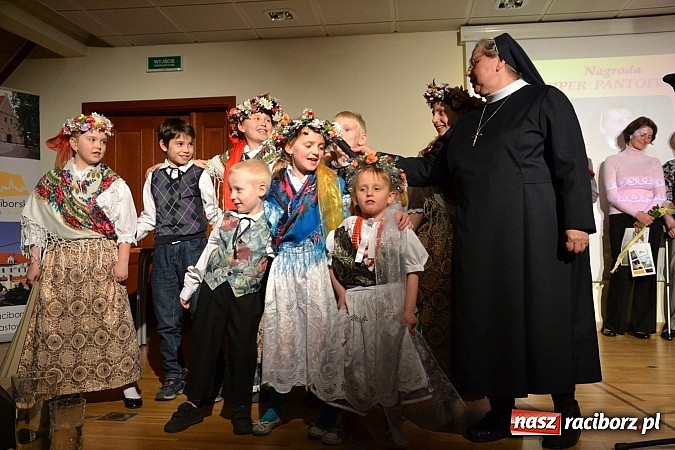 Zdjęcie w galerii na portalu naszraciborz.pl: Forum Kobiet wręczyło na zamku Super Pantofelka wiadomości z regionu