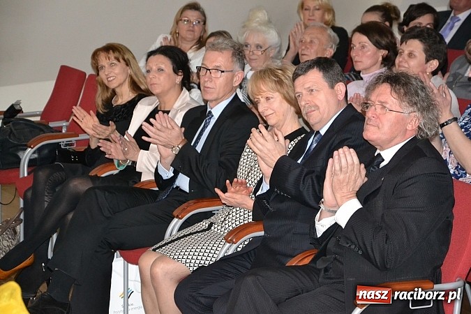 Zdjęcie w galerii na portalu naszraciborz.pl: Forum Kobiet wręczyło na zamku Super Pantofelka wiadomości z regionu