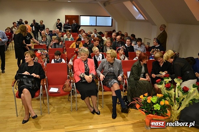 Zdjęcie w galerii na portalu naszraciborz.pl: Forum Kobiet wręczyło na zamku Super Pantofelka wiadomości z regionu