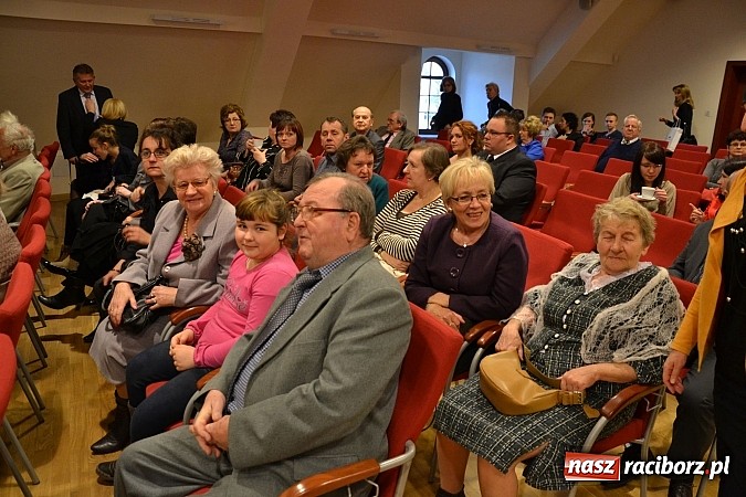 Zdjęcie w galerii na portalu naszraciborz.pl: Forum Kobiet wręczyło na zamku Super Pantofelka wiadomości z regionu